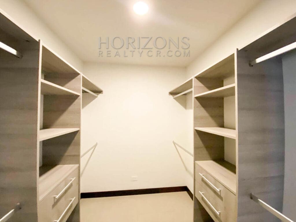 SE ALQUILA CASA CONTEMPORANEA CON PATIO EN ESCAZU 3 HABITACIONES noj737