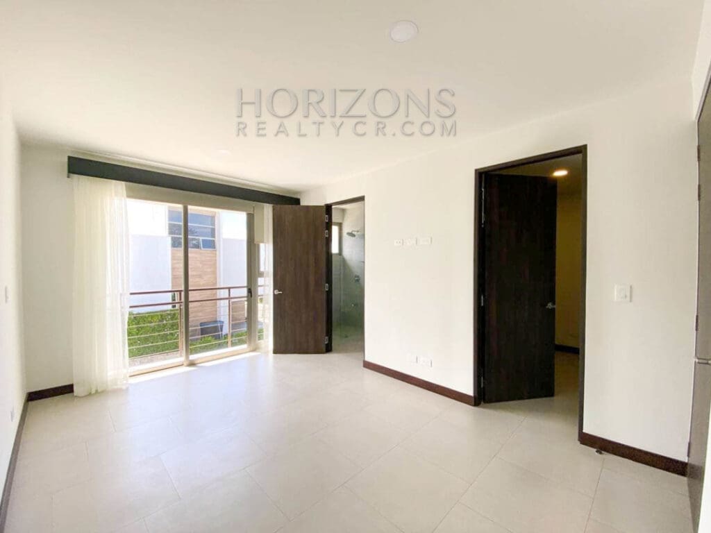 SE ALQUILA CASA CONTEMPORANEA CON PATIO EN ESCAZU 3 HABITACIONES noj737