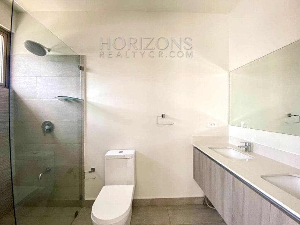 SE ALQUILA CASA CONTEMPORANEA CON PATIO EN ESCAZU 3 HABITACIONES noj737