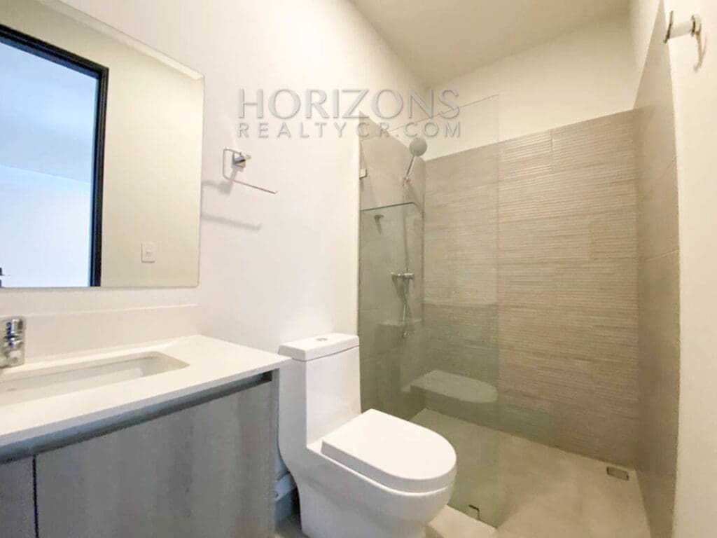 SE ALQUILA CASA CONTEMPORANEA CON PATIO EN ESCAZU 3 HABITACIONES noj737