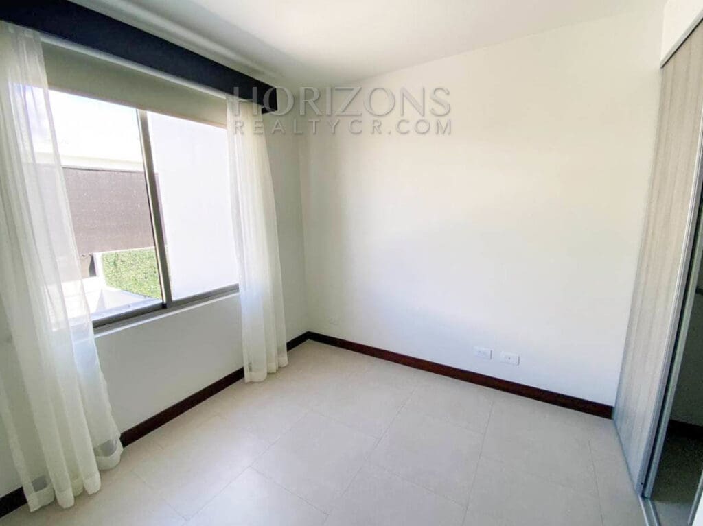 SE ALQUILA CASA CONTEMPORANEA CON PATIO EN ESCAZU 3 HABITACIONES noj737