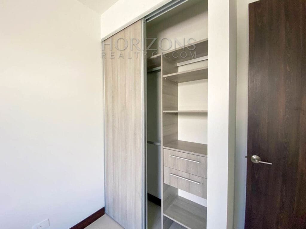 SE ALQUILA CASA CONTEMPORANEA CON PATIO EN ESCAZU 3 HABITACIONES noj737