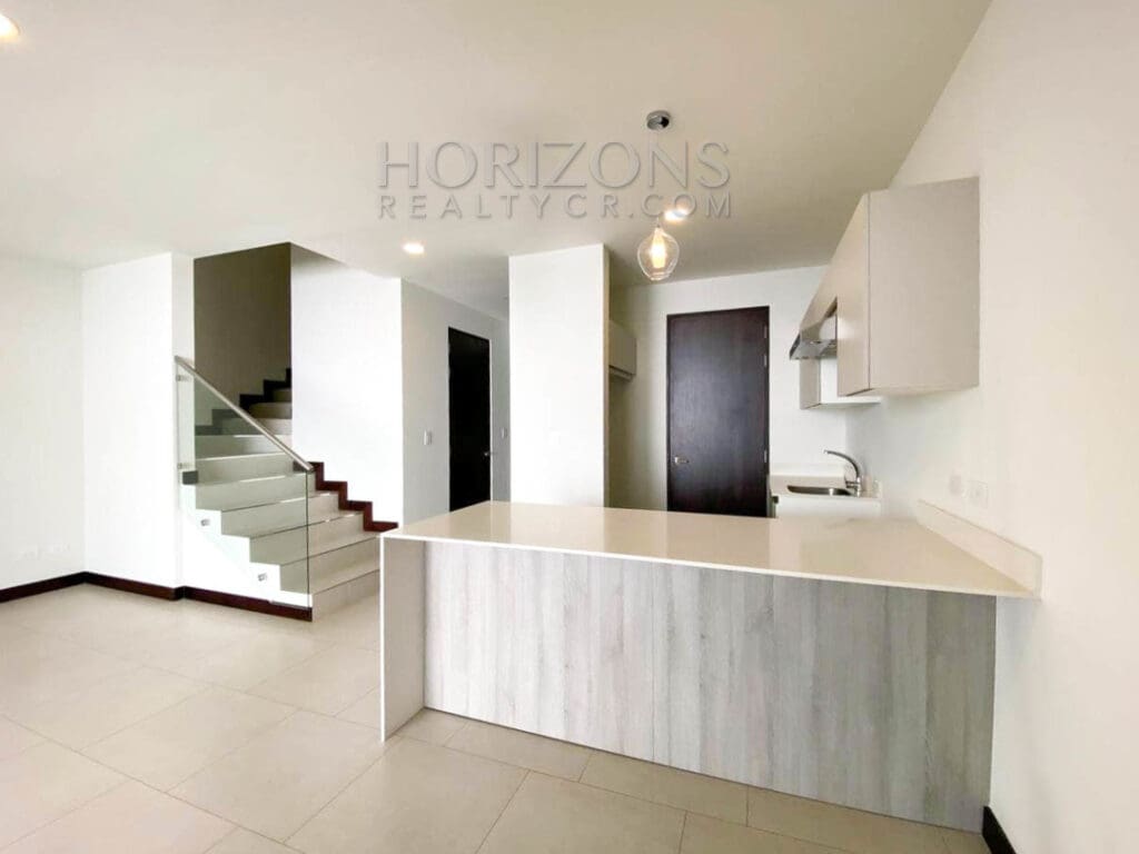SE ALQUILA CASA CONTEMPORANEA CON PATIO EN ESCAZU 3 HABITACIONES noj737
