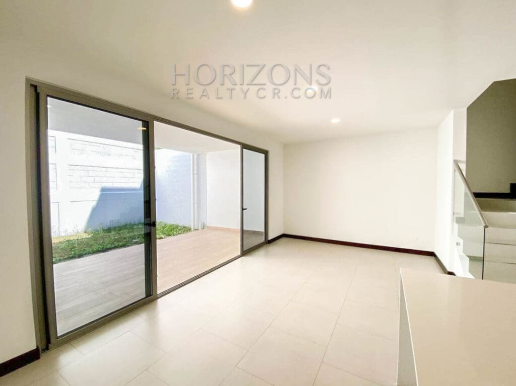 SE ALQUILA CASA CONTEMPORANEA CON PATIO EN ESCAZU 3 HABITACIONES noj737