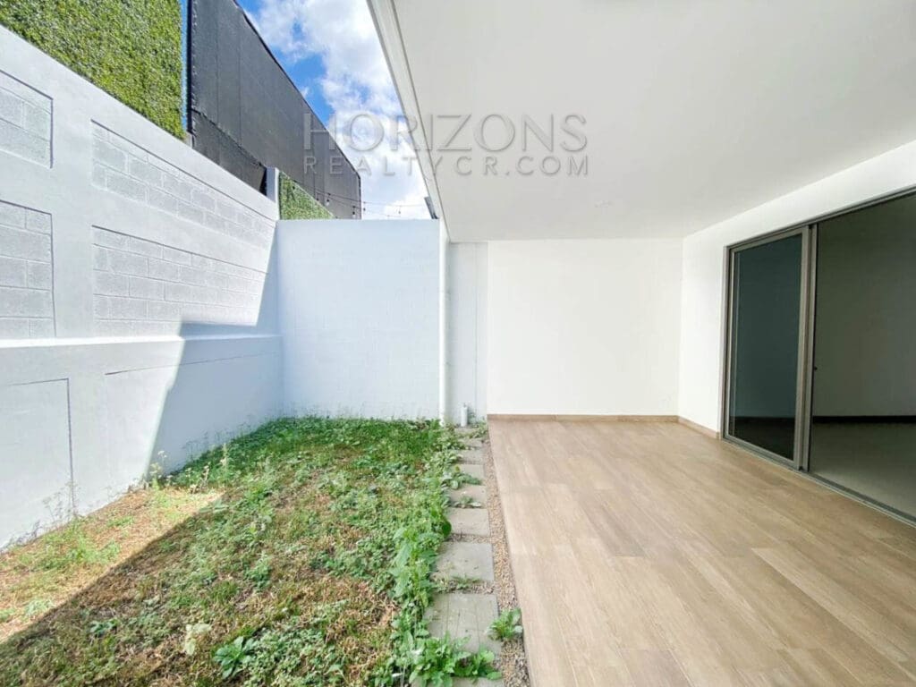 SE ALQUILA CASA CONTEMPORANEA CON PATIO EN ESCAZU 3 HABITACIONES noj737