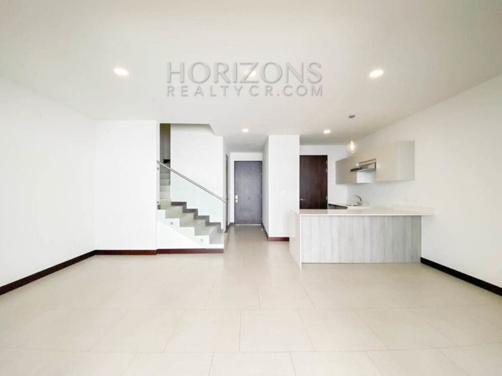 SE ALQUILA CASA CONTEMPORANEA CON PATIO EN ESCAZU 3 HABITACIONES noj737