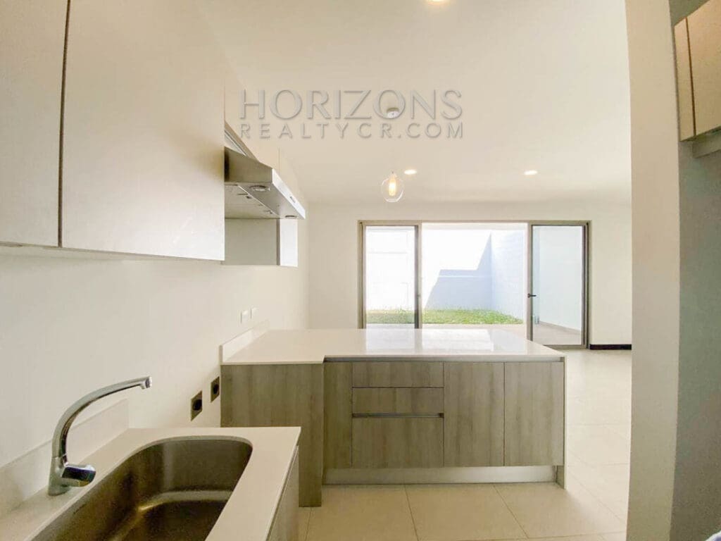 SE ALQUILA CASA CONTEMPORANEA CON PATIO EN ESCAZU 3 HABITACIONES noj737