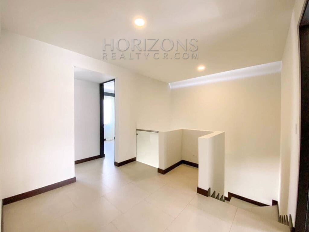 SE ALQUILA CASA CONTEMPORANEA CON PATIO EN ESCAZU 3 HABITACIONES noj737