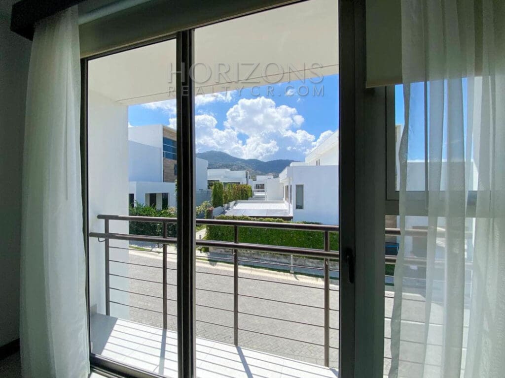 SE ALQUILA CASA CONTEMPORANEA CON PATIO EN ESCAZU 3 HABITACIONES noj737