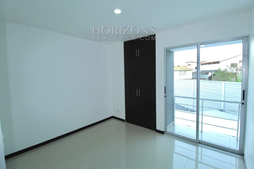 Moderno Apartamento 2km de UCR 2 Dormitorios NJA967