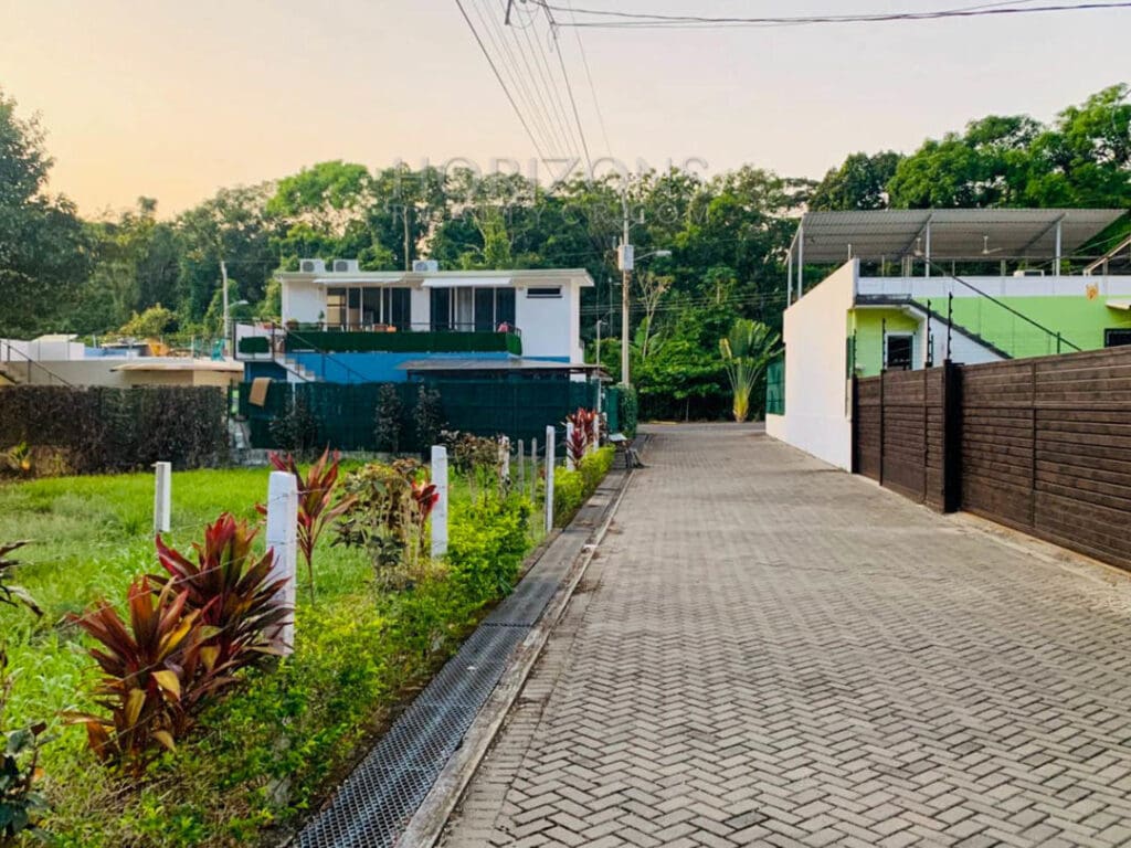 Vendemos Lote en Jaco 301m2 dentro de Residencial njr18