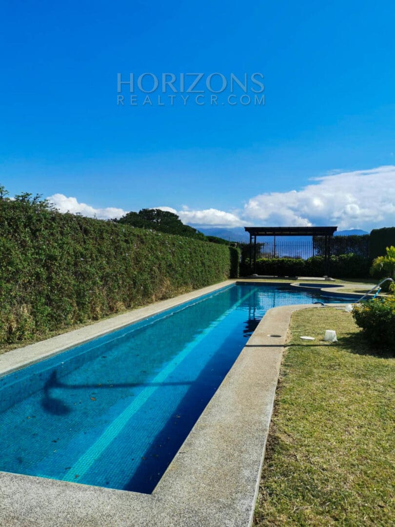 SE VENDE EN ALAJUELA 530 M2 TERRENO CASA CONTEMPORÁNEA EN CONDOMINIO LANKASTER NJR19