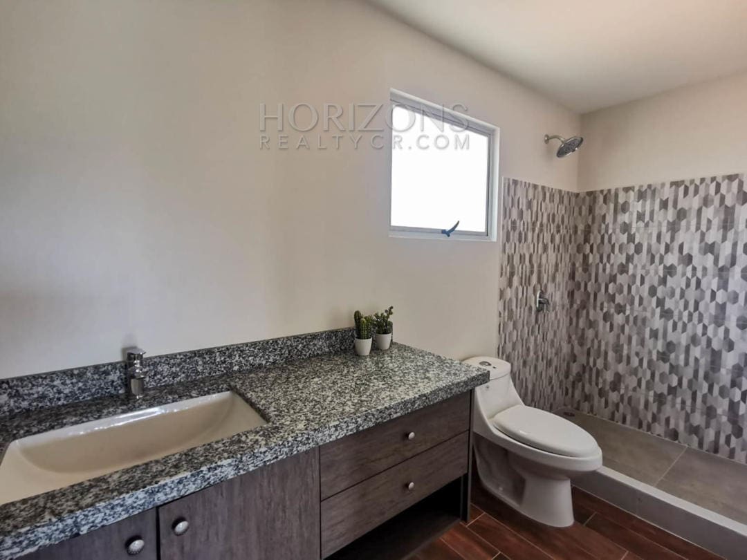 SE VENDE EN ALAJUELA 530 M2 TERRENO CASA CONTEMPORÁNEA EN CONDOMINIO LANKASTER NJR19