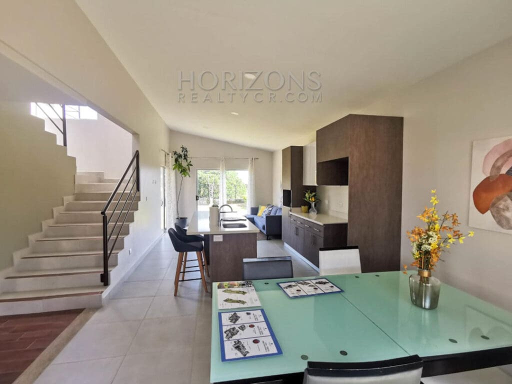 SE VENDE EN ALAJUELA 530 M2 TERRENO CASA CONTEMPORÁNEA EN CONDOMINIO LANKASTER NJR19