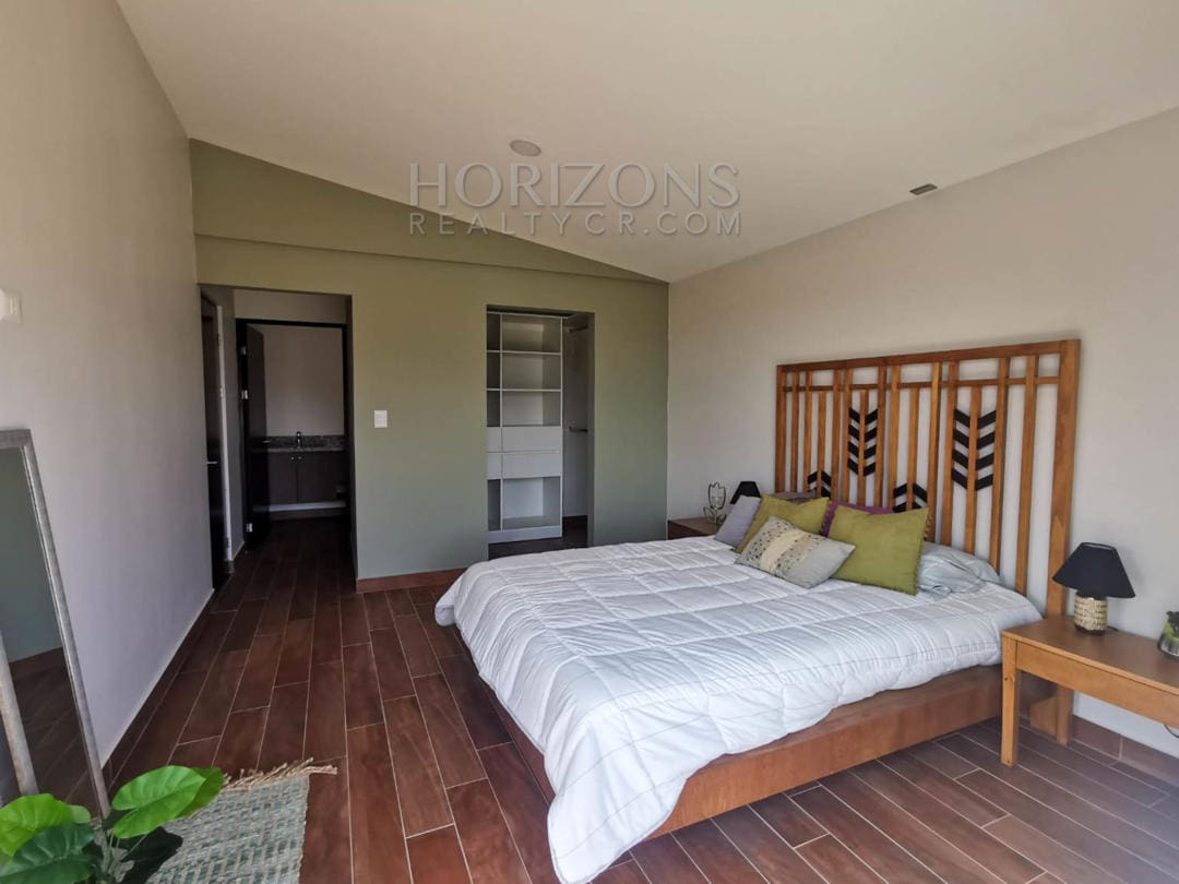 SE VENDE EN ALAJUELA 530 M2 TERRENO CASA CONTEMPORÁNEA EN CONDOMINIO LANKASTER NJR19