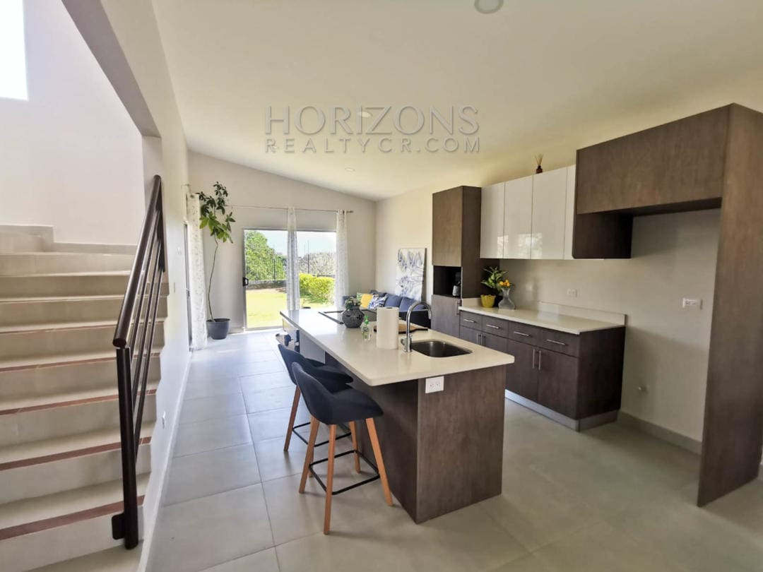 SE VENDE EN ALAJUELA 530 M2 TERRENO CASA CONTEMPORÁNEA EN CONDOMINIO LANKASTER NJR19