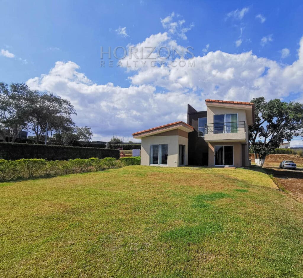SE VENDE EN ALAJUELA 530 M2 TERRENO CASA CONTEMPORÁNEA EN CONDOMINIO LANKASTER NJR19