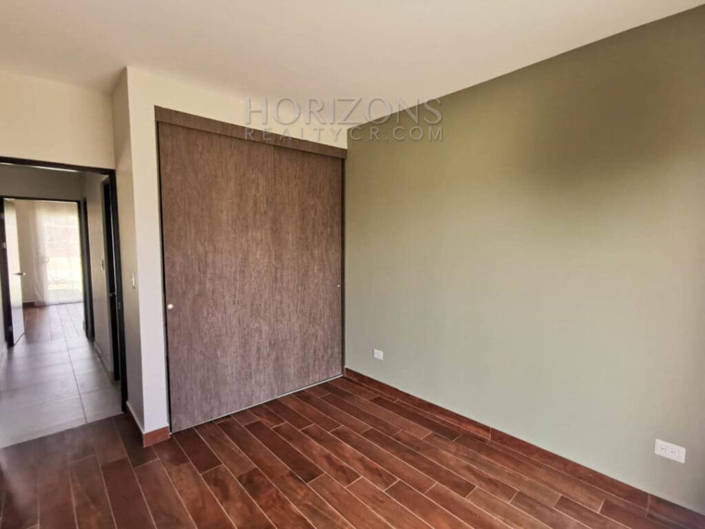 SE VENDE EN ALAJUELA 530 M2 TERRENO CASA CONTEMPORÁNEA EN CONDOMINIO LANKASTER NJR19