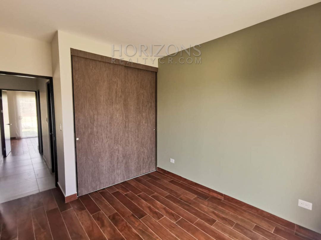 SE VENDE EN ALAJUELA 530 M2 TERRENO CASA CONTEMPORÁNEA EN CONDOMINIO LANKASTER NJR19