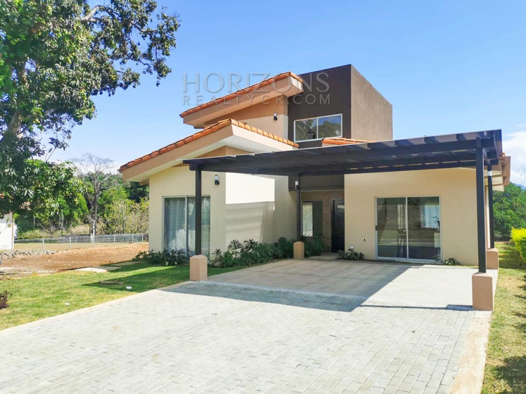 SE VENDE EN ALAJUELA 530 M2 TERRENO CASA CONTEMPORÁNEA EN CONDOMINIO LANKASTER NJR19