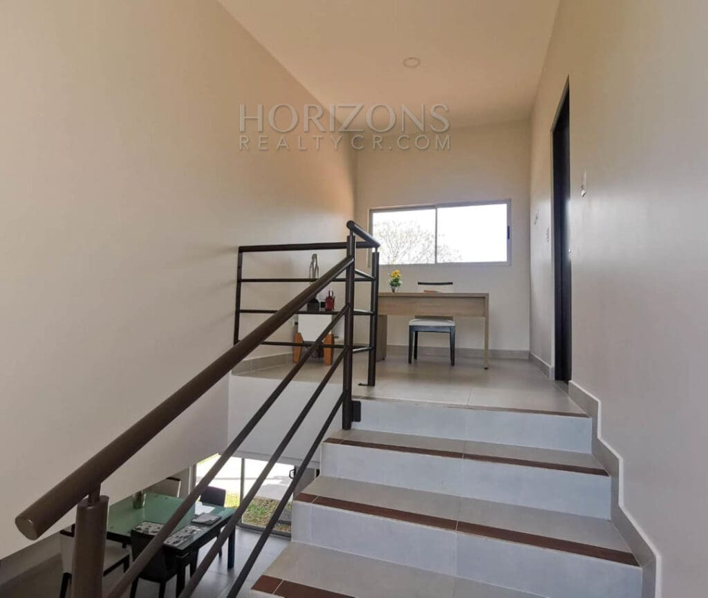 SE VENDE EN ALAJUELA 530 M2 TERRENO CASA CONTEMPORÁNEA EN CONDOMINIO LANKASTER NJR19