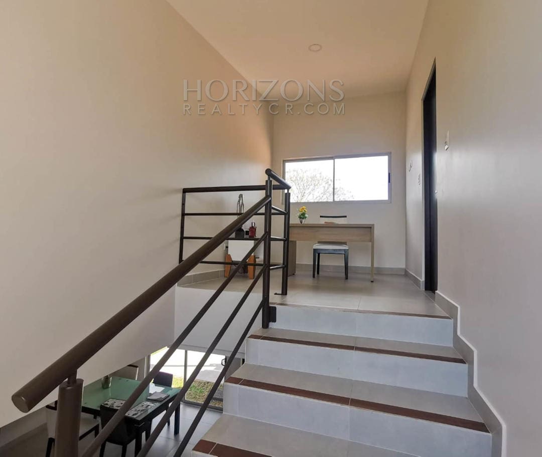 SE VENDE EN ALAJUELA 530 M2 TERRENO CASA CONTEMPORÁNEA EN CONDOMINIO LANKASTER NJR19