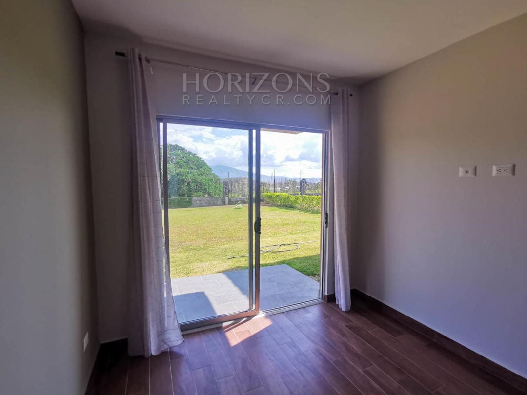 SE VENDE EN ALAJUELA 530 M2 TERRENO CASA CONTEMPORÁNEA EN CONDOMINIO LANKASTER NJR19