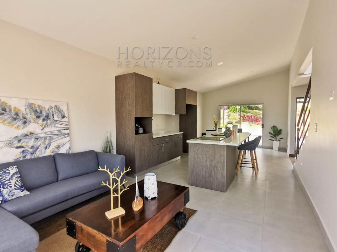 SE VENDE EN ALAJUELA 530 M2 TERRENO CASA CONTEMPORÁNEA EN CONDOMINIO LANKASTER NJR19
