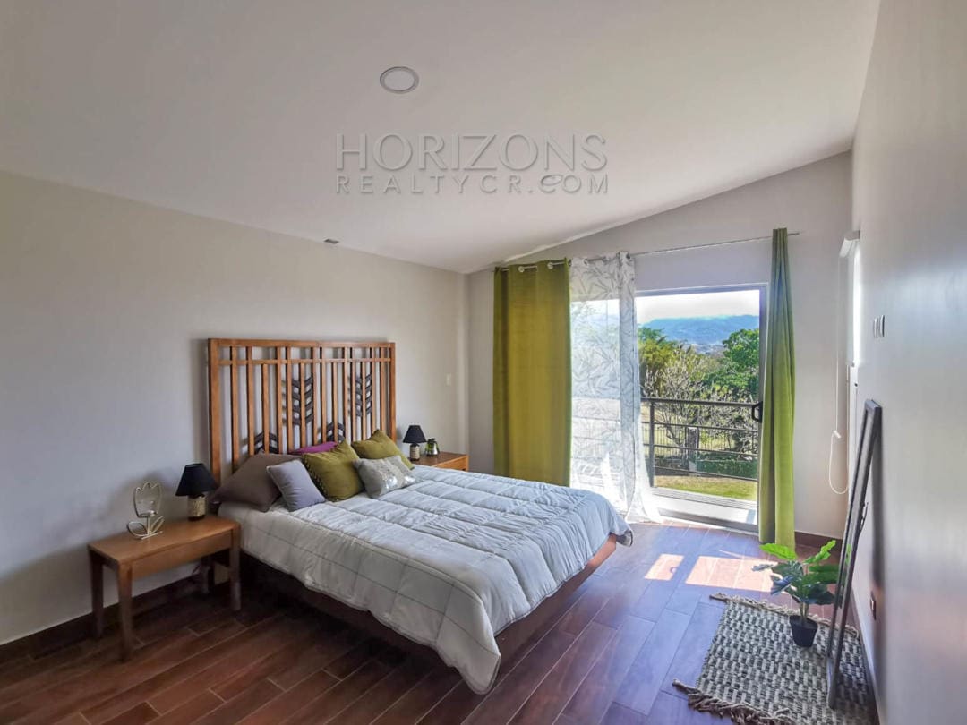 SE VENDE EN ALAJUELA 530 M2 TERRENO CASA CONTEMPORÁNEA EN CONDOMINIO LANKASTER NJR19