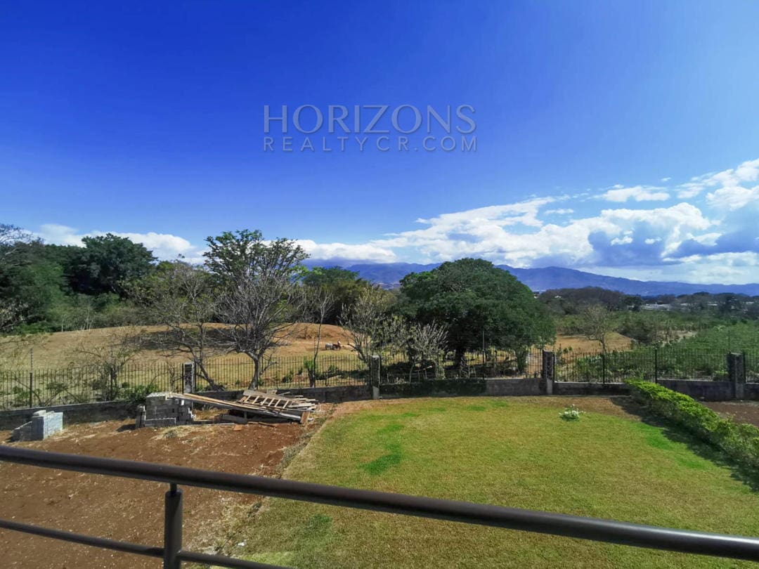 SE VENDE EN ALAJUELA 530 M2 TERRENO CASA CONTEMPORÁNEA EN CONDOMINIO LANKASTER NJR19
