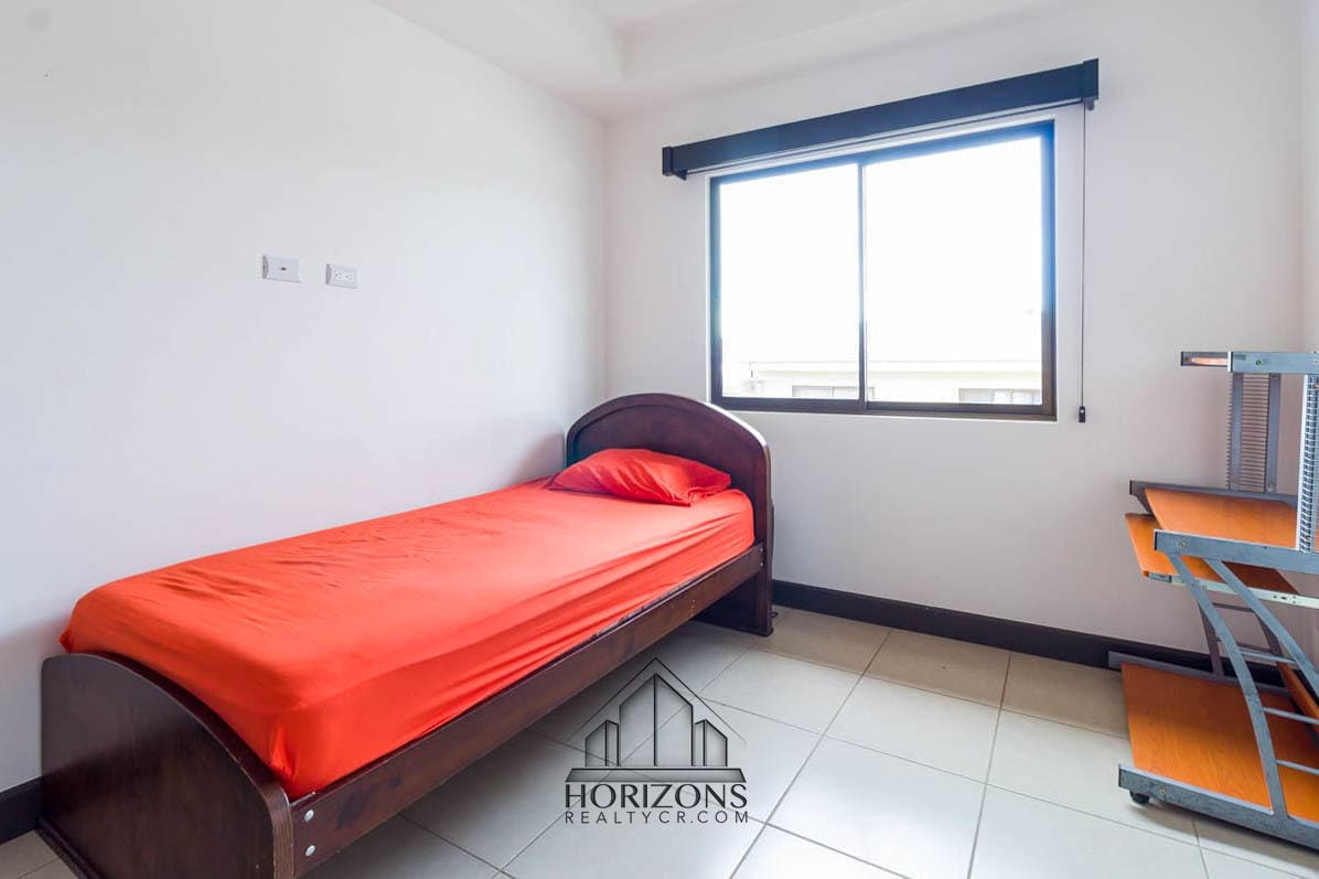 SE ALQUILA CASA AMUEBLADA EN CONDOMINIO CON PATIO nja977