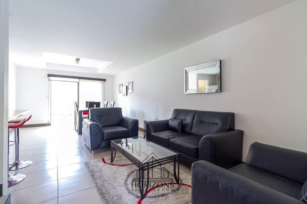 SE ALQUILA CASA AMUEBLADA EN CONDOMINIO CON PATIO nja977