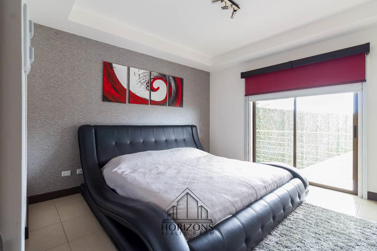 SE ALQUILA CASA AMUEBLADA EN CONDOMINIO CON PATIO nja977