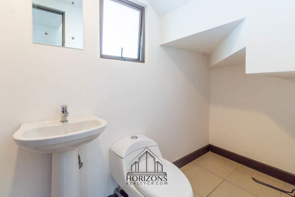 SE ALQUILA CASA AMUEBLADA EN CONDOMINIO CON PATIO nja977