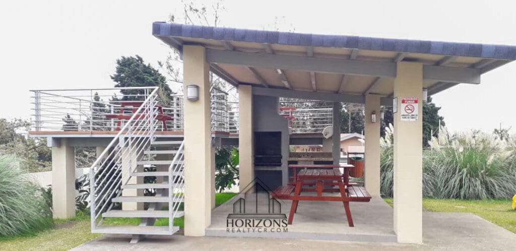 SE ALQUILA CASA AMUEBLADA EN CONDOMINIO CON PATIO nja977