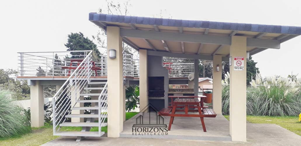 SE ALQUILA CASA AMUEBLADA EN CONDOMINIO CON PATIO nja977