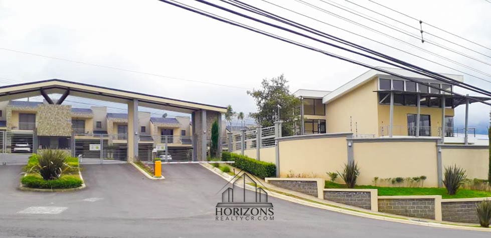 SE ALQUILA CASA AMUEBLADA EN CONDOMINIO CON PATIO nja977