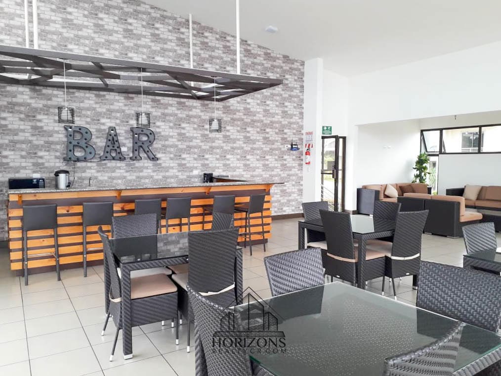 SE ALQUILA CASA AMUEBLADA EN CONDOMINIO CON PATIO nja977