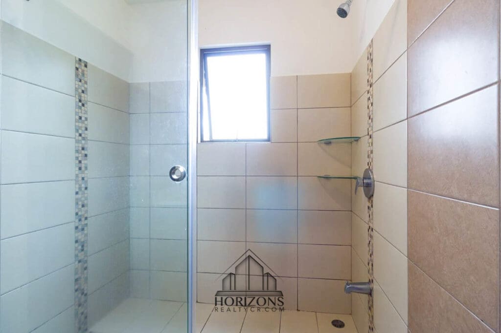 SE ALQUILA CASA AMUEBLADA EN CONDOMINIO CON PATIO nja977
