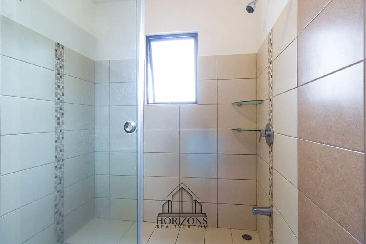 SE ALQUILA CASA AMUEBLADA EN CONDOMINIO CON PATIO nja977