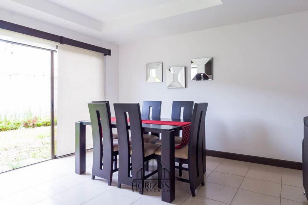 SE ALQUILA CASA AMUEBLADA EN CONDOMINIO CON PATIO nja977