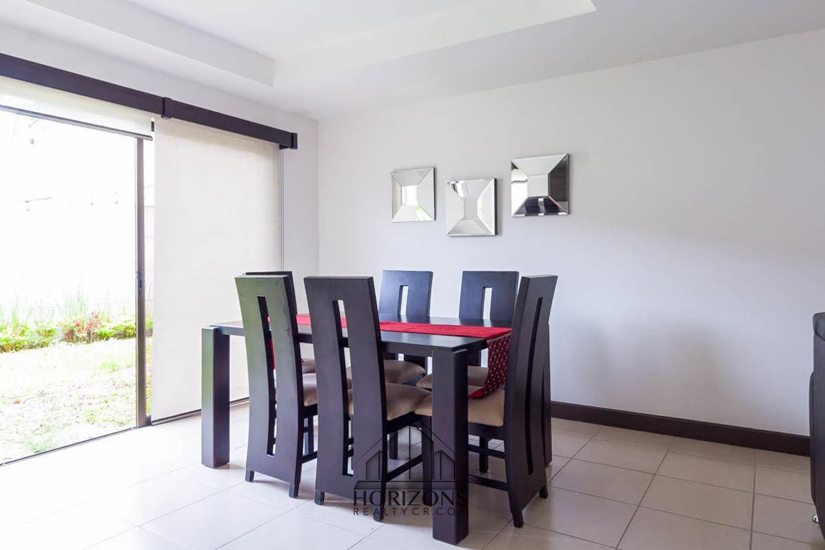 SE ALQUILA CASA AMUEBLADA EN CONDOMINIO CON PATIO nja977