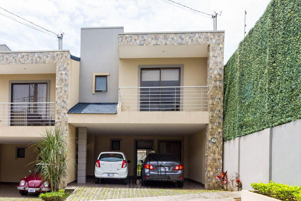 SE ALQUILA CASA AMUEBLADA EN CONDOMINIO CON PATIO nja977