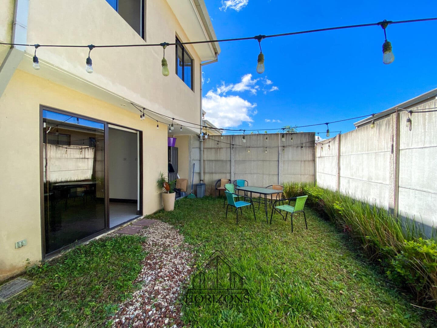 SE ALQUILA CASA AMUEBLADA EN CONDOMINIO CON PATIO nja977