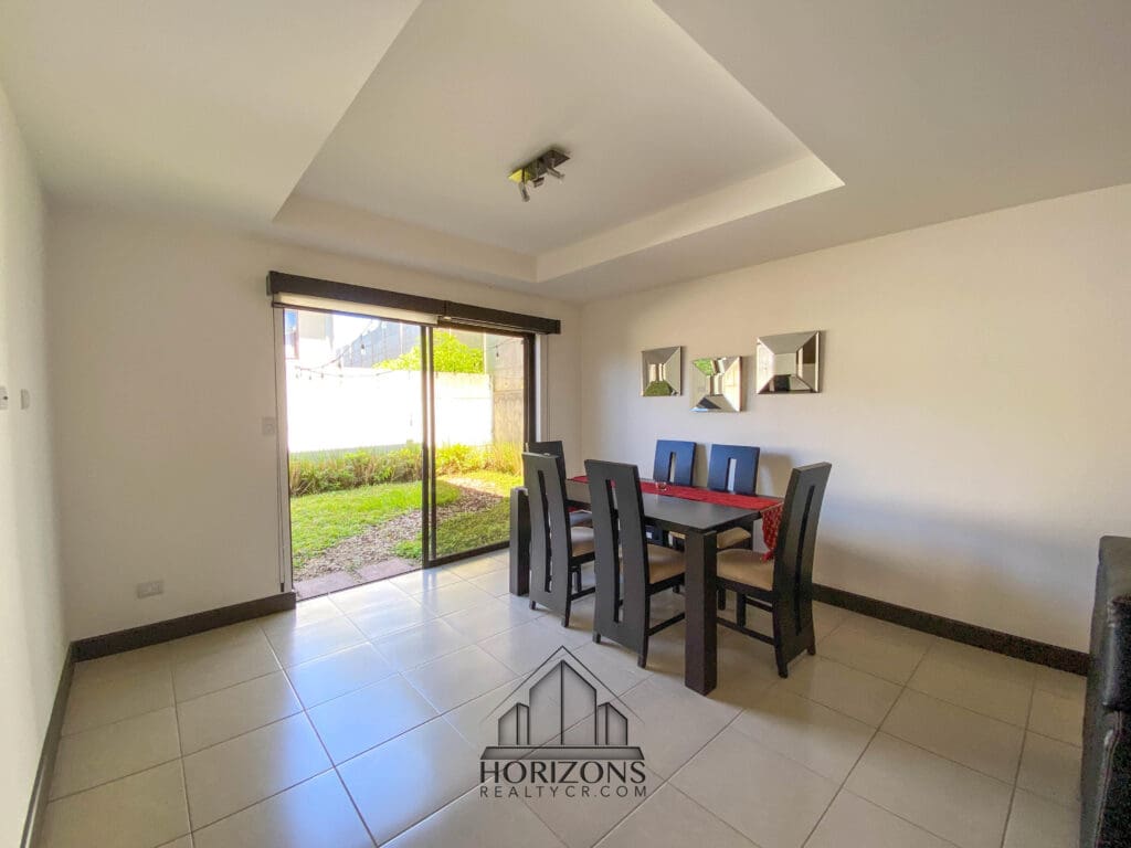 SE ALQUILA CASA AMUEBLADA EN CONDOMINIO CON PATIO nja977