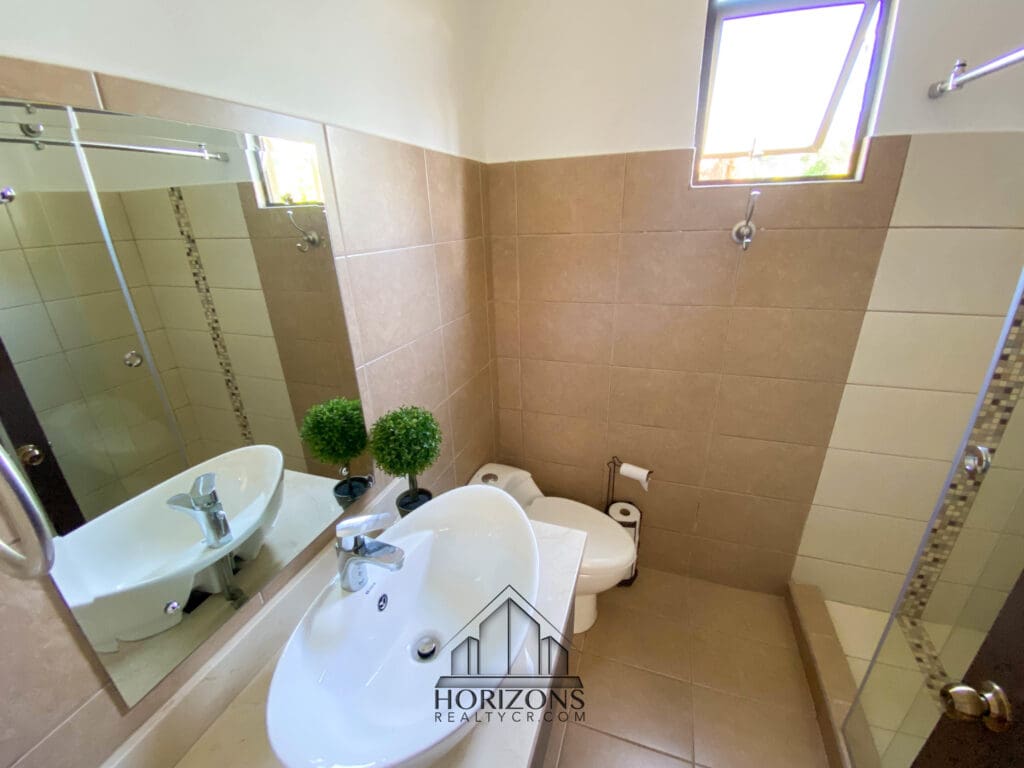 SE ALQUILA CASA AMUEBLADA EN CONDOMINIO CON PATIO nja977