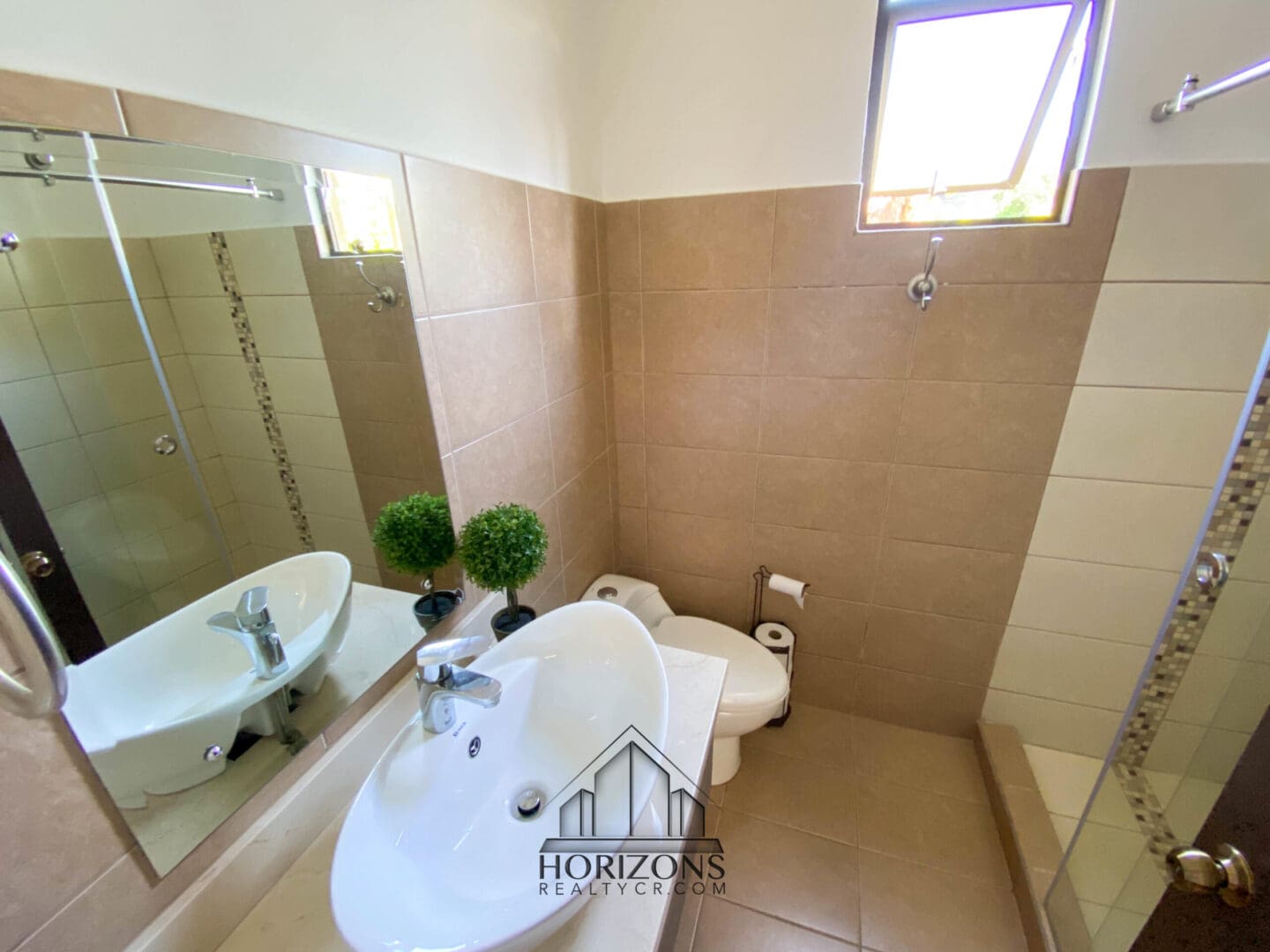 SE ALQUILA CASA AMUEBLADA EN CONDOMINIO CON PATIO nja977