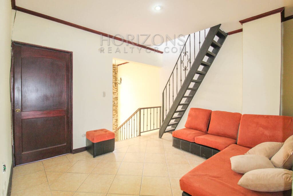 SE ALQUILA CASA CON PATIO EN CURRIDABAT 3 HABITACIONES + OFICINA noj746