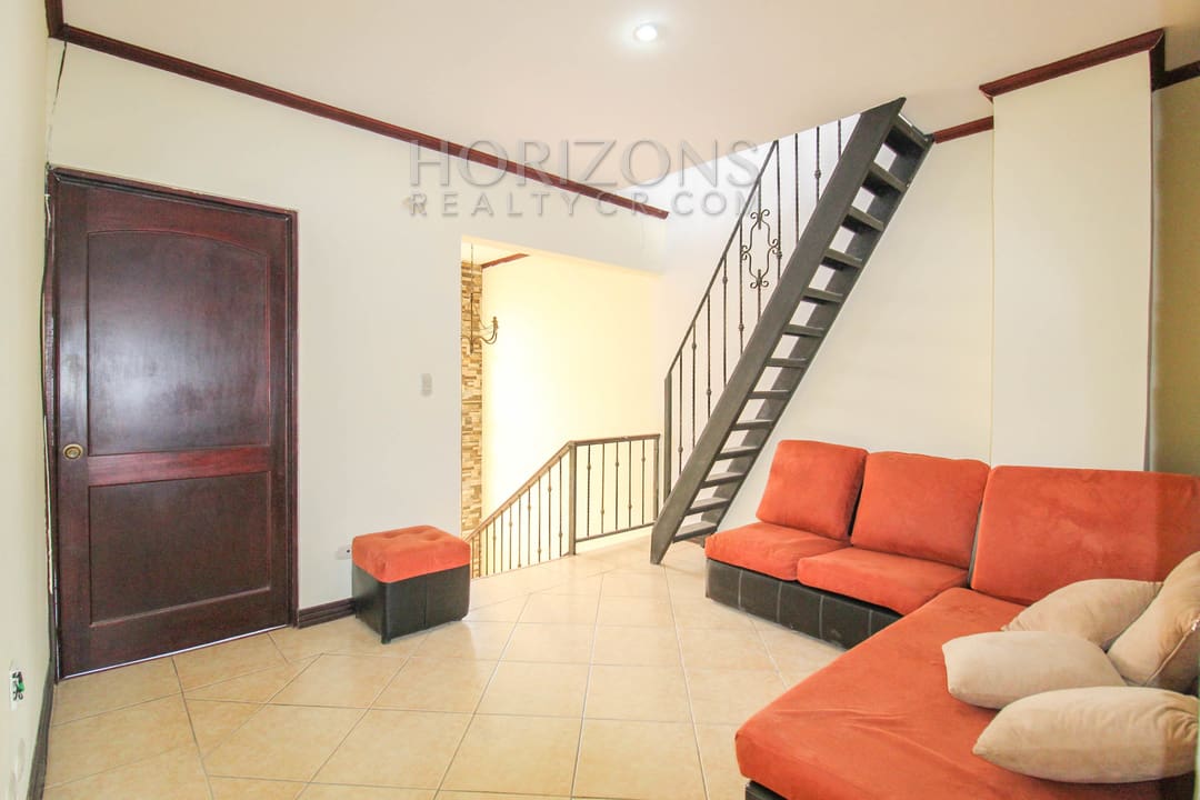 SE ALQUILA CASA CON PATIO EN CURRIDABAT 3 HABITACIONES + OFICINA noj746