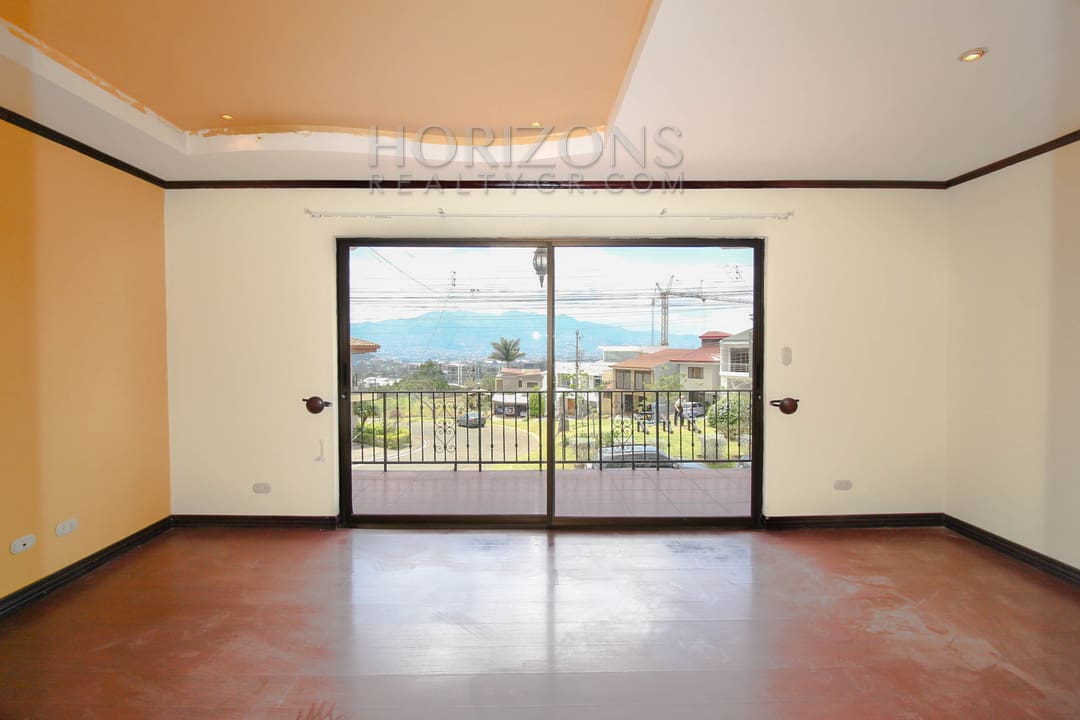 SE ALQUILA CASA CON PATIO EN CURRIDABAT 3 HABITACIONES + OFICINA noj746